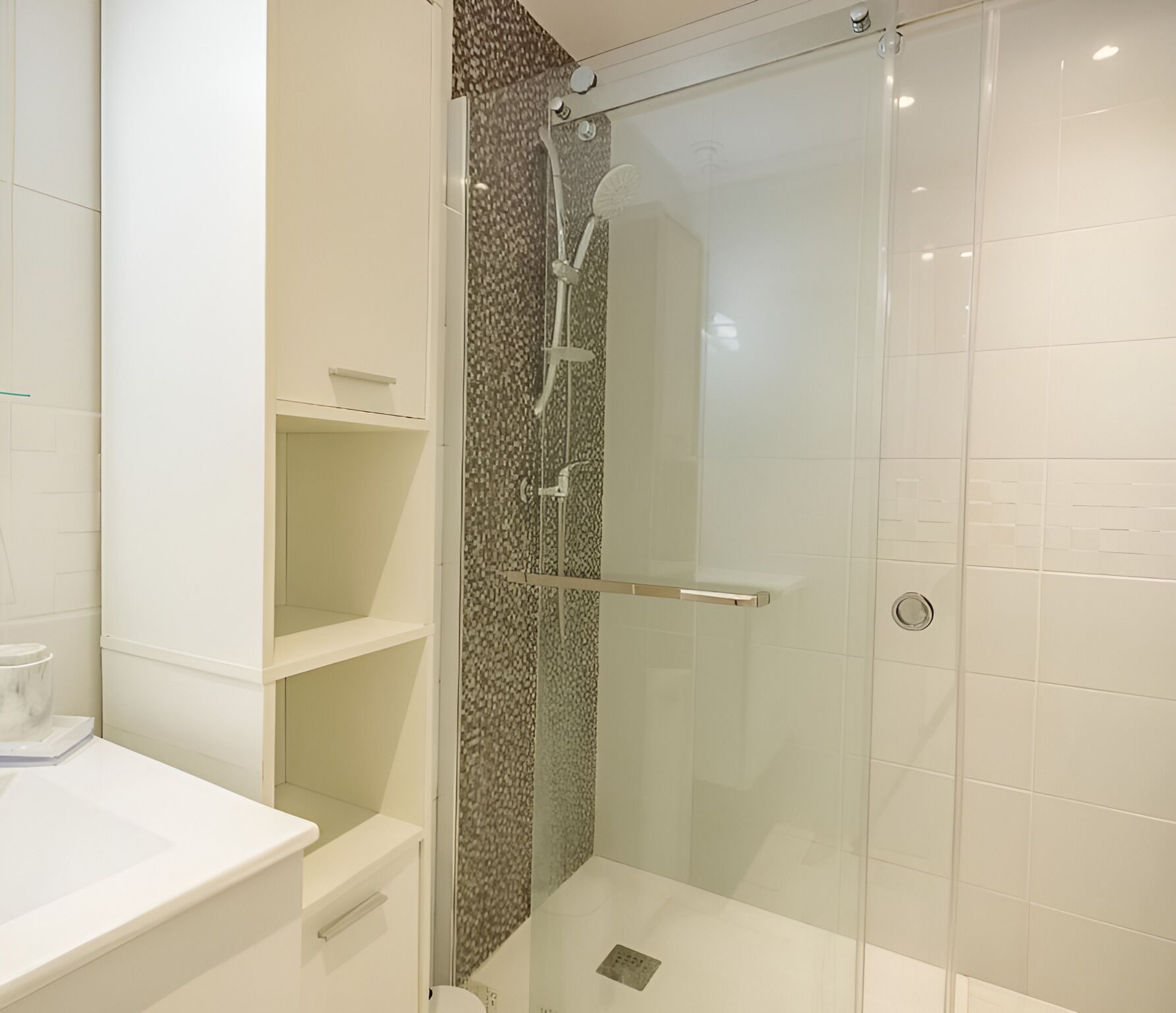 Een douche, een haardroger, handdoeken, toiletpapier