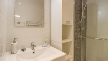 Douche, sèche-cheveux, serviettes fournies, papier toilette