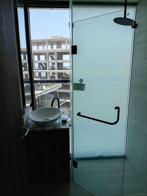 Superior Apartment, Balcony | Bilik Mandi | Tab mandi, pengering rambut, tuala disediakan, sabun