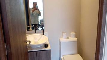 Departamento Deluxe, balcón, vista al mar | Baño | Tina, secadora de cabello, toallas, jabón
