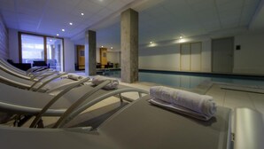 A pool area with lounge chairs and a pool. - View mountain, fitness, swimming pool, hammam, tv, ski locker, 47-52m², Vaujany (Vaujany)