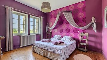 4 bedrooms, iron/ironing board, WiFi, bed sheets