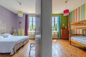 4 bedrooms, iron/ironing board, WiFi, bed sheets