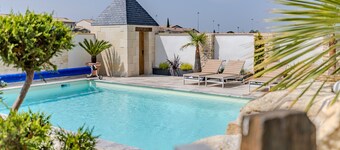 Les Marronniers – Holiday Home with Pool and Vineyard View in Montagne