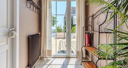 Les Marronniers – Holiday Home with Pool and Vineyard View in Montagne