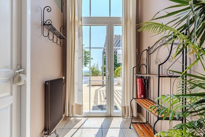 Les Marronniers – Holiday Home with Pool and Vineyard View in Montagne