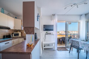 Fridge, microwave, oven, dishwasher - Bleu Mer - Jolie T2 à la Plage (Canet-en-Roussillon)