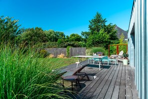 Outdoor dining - L'Oeuvre Cachée - Maison au cœur des arbres (Saint-Philibert)