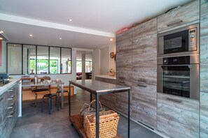 Kühlschrank, Mikrowelle, Ofen, Wasserkocher mit Kaffee-/Teezubehör