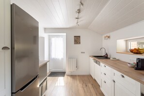 Kylskåp, mikrovågsugn, ugn och diskmaskin