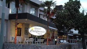 Le spa de l’hôtel California propose des espaces de détente en plein air, agrémentés de palmiers.