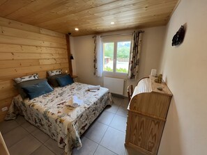 Tabla de planchar con plancha, wifi y ropa de cama