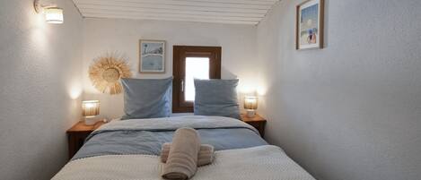 1 slaapkamer, een strijkplank/strijkijzer, gratis wifi, beddengoed