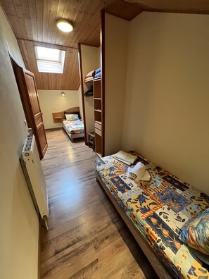 3 chambres, fer et planche à repasser, Wi-Fi, draps fournis