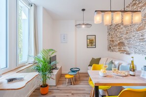 A cozy dining area with a wooden table, yellow chairs, and a potted plant. - Gustave - Proche centre-ville de Nantes (Nantes)