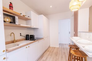 Frigorífico, microondas, cafetera o tetera y tostadora