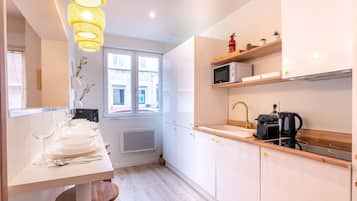 Fridge, microwave, coffee/tea maker, toaster