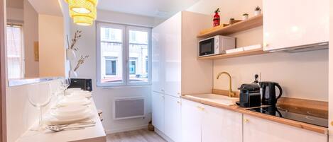 Refrigerador, microondas, cafetera/tetera, tostadora