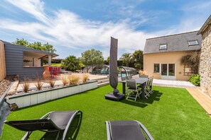 Outdoor dining - La Villa des Horizons - Piscine Privée (Plouguiel)