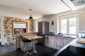 Fridge, microwave, oven, dishwasher - La Villa des Horizons - Piscine Privée (Plouguiel)