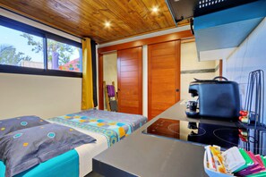 Iron/ironing board, free WiFi, bed sheets