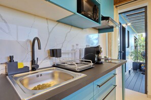 Kühlschrank, Mikrowelle, Wasserkocher mit Kaffee-/Teezubehör, Toaster