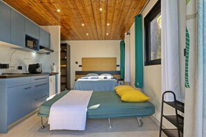 Iron/ironing board, free WiFi, bed sheets