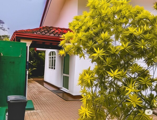 Property grounds - Tropical Haven – Fully Air Conditioned Modern Luxury 3 Bed Room Villa in Negombo (Negombo)