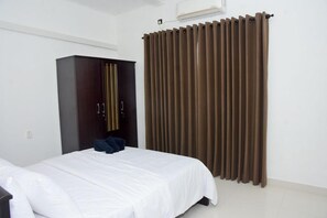3 chambres, coffres-forts dans les chambres, fer et planche à repasser