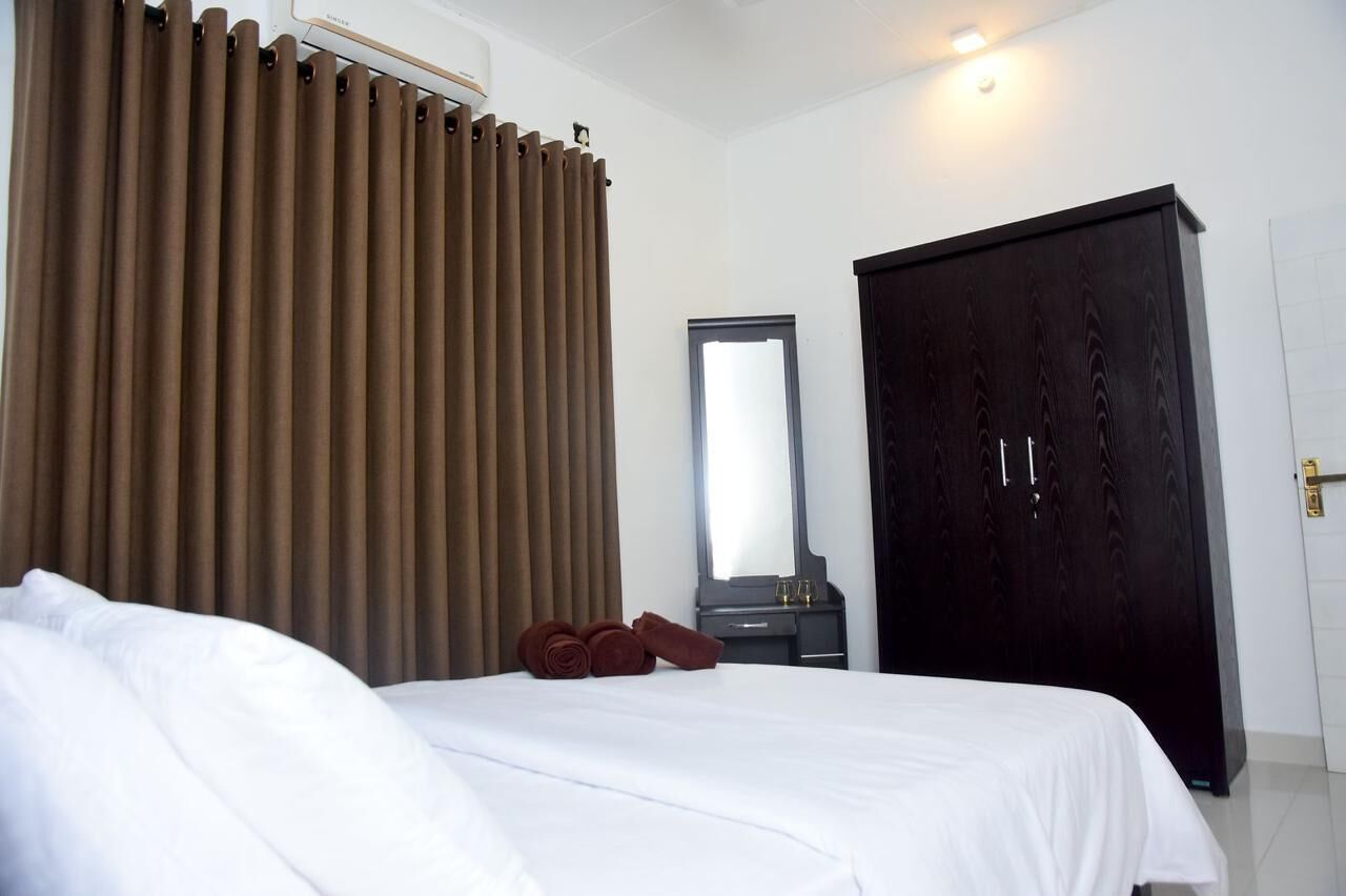 3 chambres, coffres-forts dans les chambres, fer et planche à repasser