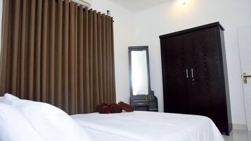 3 chambres, coffres-forts dans les chambres, fer et planche à repasser