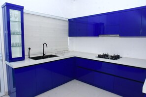 Réfrigérateur, four à micro-ondes, un four, surface de cuisson