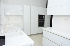 Fridge, microwave, oven, stovetop - Tropical Haven – Fully Air Conditioned Modern Luxury 3 Bed Room Villa in Negombo (Negombo)