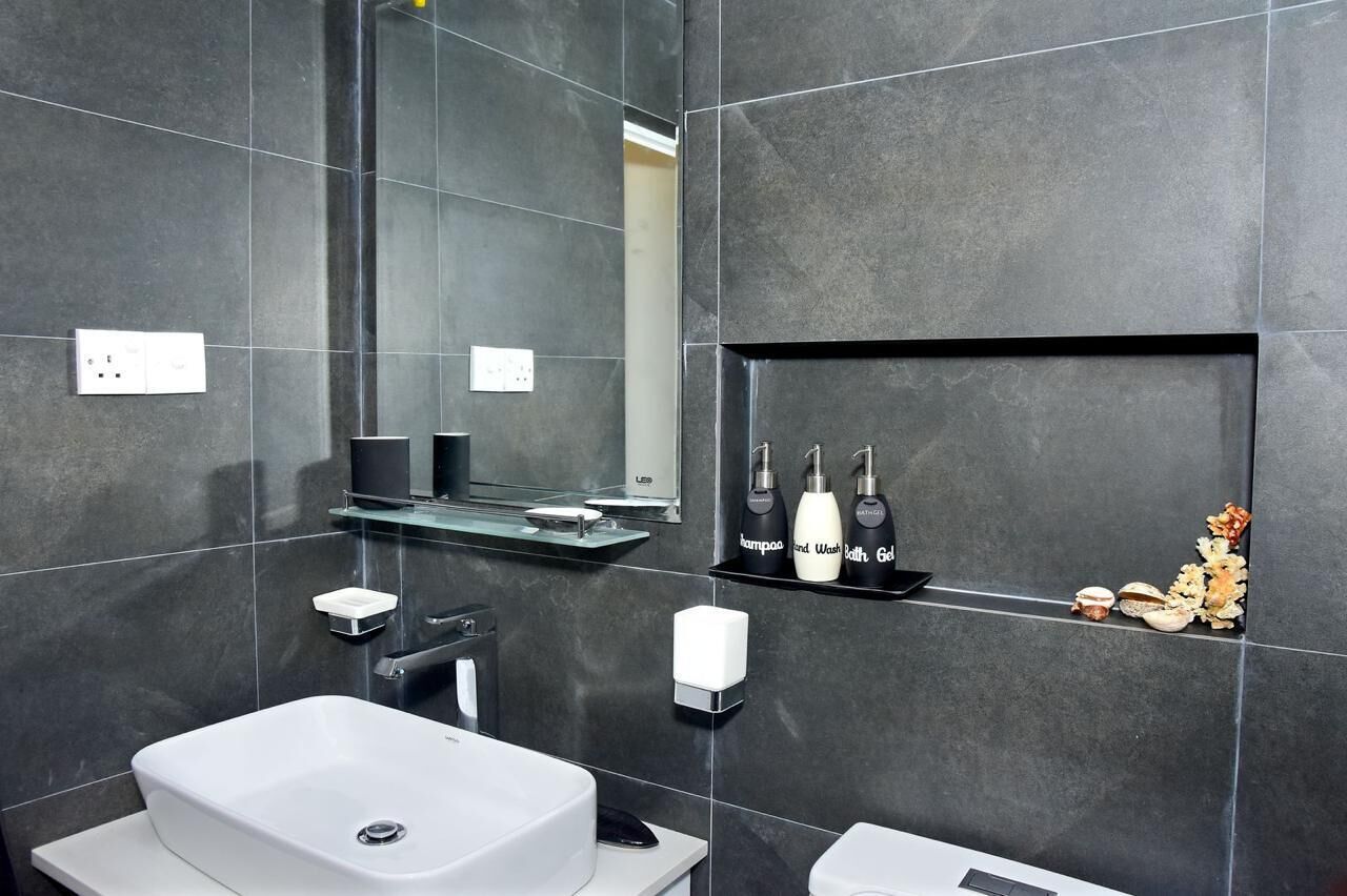 Douche, sèche-cheveux, bidet, serviettes fournies