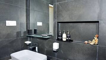 Douche, sèche-cheveux, bidet, serviettes fournies