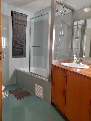 Appartement, 3 chambres, balcon | Salle de bain