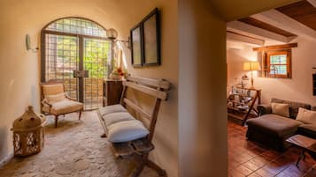 Télévision, cheminée, chaßne hi-fi