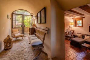 Televisión, chimenea y estéreo 