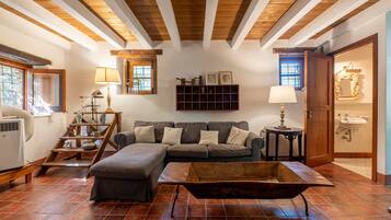 TV, fireplace, stereo