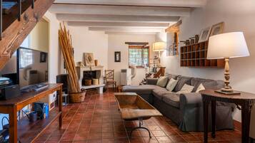 TV, fireplace, stereo