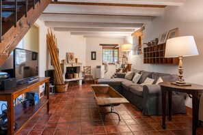 TV, fireplace, stereo