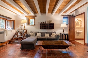 Televisión, chimenea, estéreo