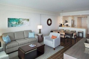 Living area - 2-bedroom 2-bath Condo Ocean View in Hilton Head Island with beautiful amenities (Hilton Head Island)