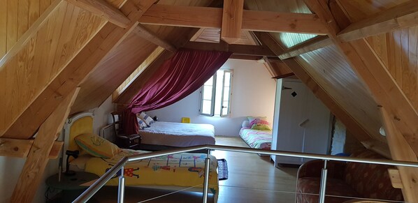 3 bedrooms, iron/ironing board, WiFi, bed sheets