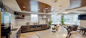 Entire 2-bedroom apartment with WiFi, AC in cool Columbus