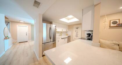 Charming 3-bedroom house with WiFi, AC in quiet Miami neighborhood for families.
