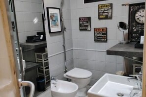 Dusche, Haartrockner, Bidet, Handtücher