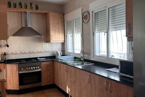 Fridge, microwave, oven, stovetop - Casa Bueno Sunset Villa - Sleeps 7, Pool & Aircon (Zurgena)