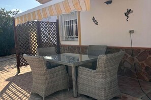 Outdoor dining - Casa Bueno Sunset Villa - Sleeps 7, Pool & Aircon (Zurgena)