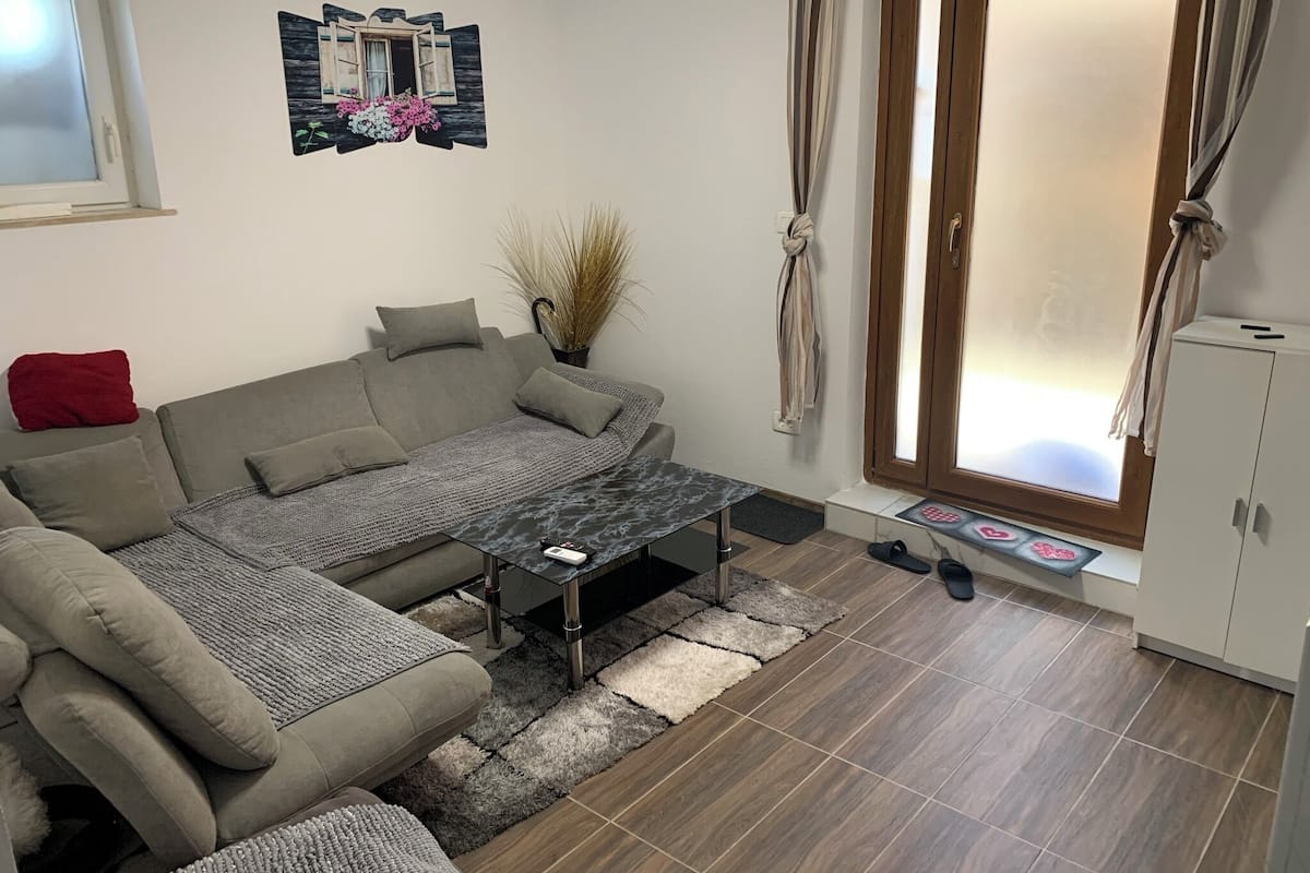 Appartamento Comfort | Area soggiorno | TV a schermo piatto